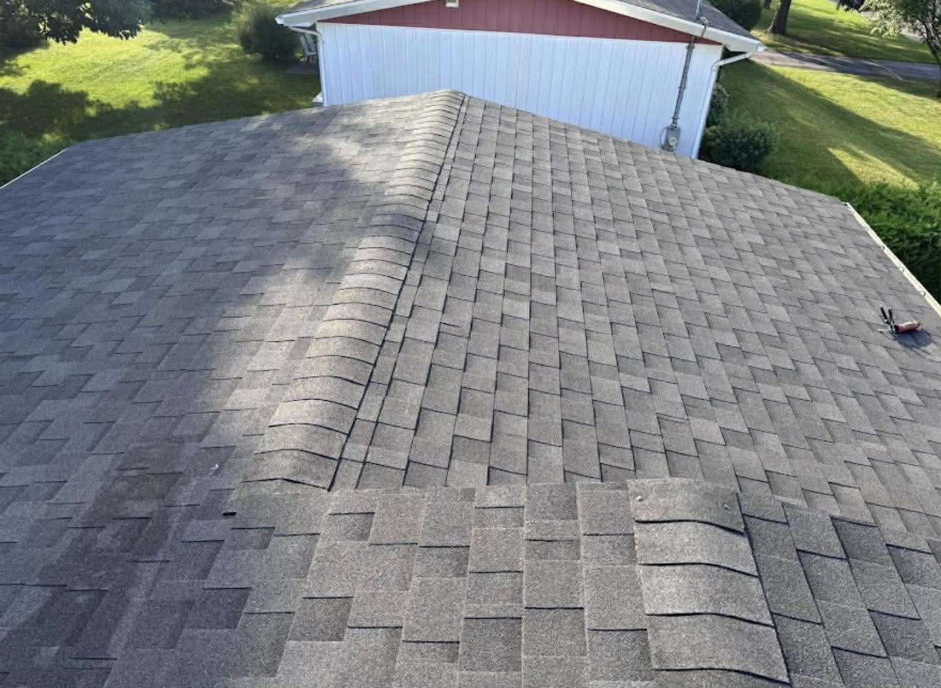 Installation toiture en cours — couvreur Granby